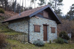 Ca de Lupo - Costruzione ex novo di piccola baita composta da camere, zona living e cucina con finiture interne in legno. Tutta la baita è stata coibentata con materiali specifici per avere maggior risparmio energetico.