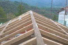 Scuole pubbliche Tiglieto - Particolare in tetto lamellare realizzato presso le scuole di Tiglietto a seguito di opere di intervento per l’adeguamento sismico dell’edificio.